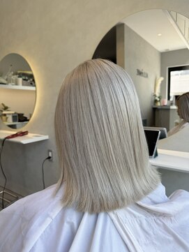 アルム(ALLe'ME) ホワイトグレージュ×切りっぱなしボブ