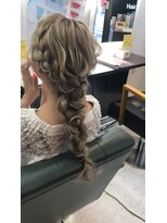 アリオン&nbsp;結婚式やパーティーに！編みおろしヘアー