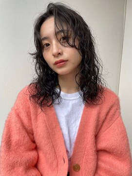 トナリ(tonari) センターパート　スパイラルパーマ　10代20代【鹿児島中央】