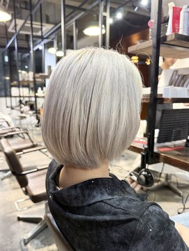 メイカ(MEIKA) ホワイトカラー×ボブ