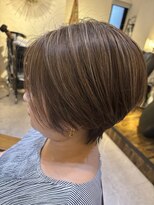 チリンバイロストシティー(Chillin by LOSTCITY)&nbsp;白髪ぼかしハイライトカラー　ショートボブ