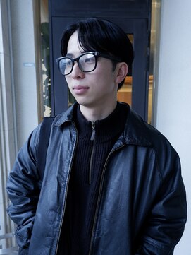 オーオ シカシカ(OOO YY) 癖を活かしたセンターパート/ダウンパーマ