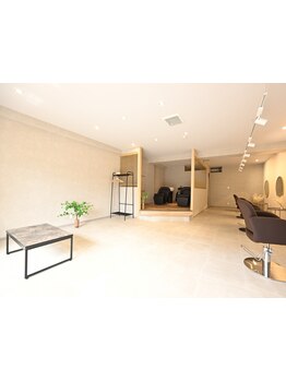 丁寧なヒアリングと高い技術力で、髪質・クセ・骨格を見極め、理想のヘアスタイルに導く、実力派サロン☆