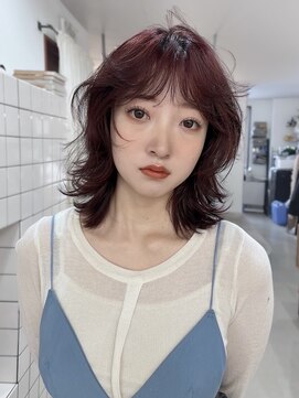 ウルフカット　ワインレッドカラー