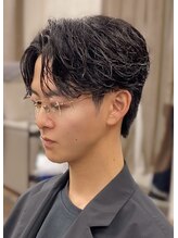 《フェザーパーマ》軽やかな動きとカールで清潔感と男らしさを兼ね備えたパーマデザイン（メンズパーマ）