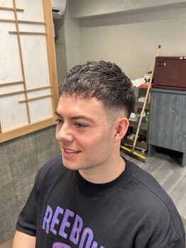 バンデ(Bande)の写真/ビジネスも休日もON/OFFキマるスタイルを。髪質を見極めたフェードカット＆パーマで、ヘアをデザインします