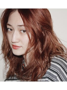 ワクナ(Wakuna) ルーズなパーマにローズブラウンカラー