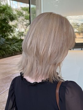 トッカ ヘアアンドトリートメント 難波店 ハイトーンベージュの透明感ミディアムレイヤー