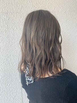 ビグディーサロン 武庫川(BIGOUDI salon) ミディアムウルフ ヨシンモリ  グレージュひし形シルエット