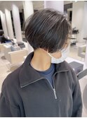 大人かわいい黒髪ハンサムショート刈り上げセンターパート
