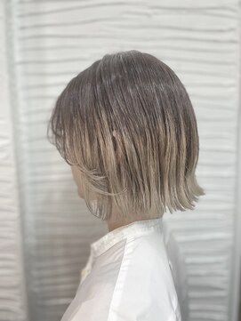 グロウトヨサキワン(GLOW TOYOSAKI ONE) お洒落グラデーション切りっぱなしボブ