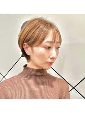 シシ 大宮(She 2.) 耳掛けショートボブ/襟足束感ショート/アッシュベージュ