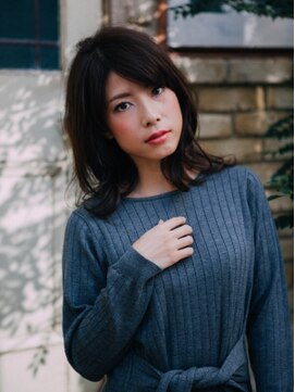 エマージュ 新宿(Emerge) 肩のハネ感が可愛いミディアムパーマ
