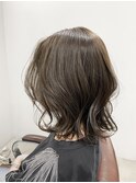 柔らかグレージュカラー×外はねミディアム
