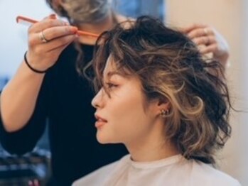 シムヘアクリエーション (s.i.m hair creation)の写真/【オシャレと白髪カバーを両立！】白髪が気になり始めた方におススメ☆美発色グレイカラーで、お悩み解決！