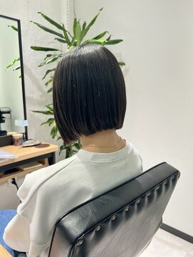 スミ(sumi) 前下がりボブ