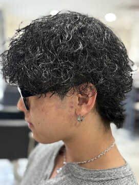 レボ(Revo) ウルフスタイルに。波巻きスパイラルパーマ