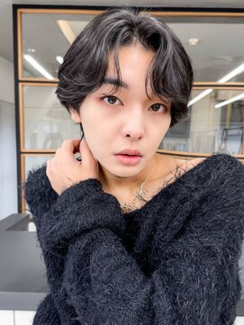 スタートウキョウ 渋谷(STAR TOKYO) 黒髪フェザーパーマ×センターパートで大人メンズ