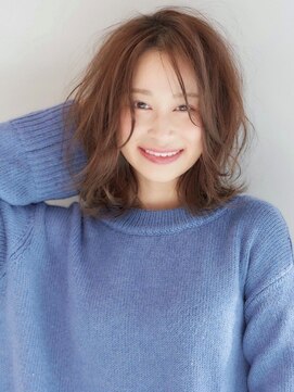 フォンズ(FONS) グレージュ_小顔ミディアムヘア_外ハネ_小顔バング_20代_30代