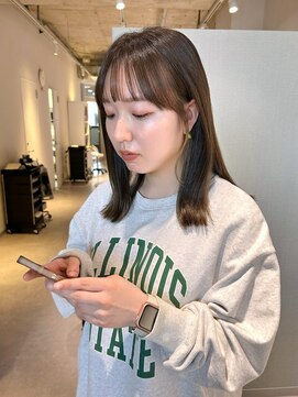 アム(amu) ミディアムレイヤー/パラパラ前髪/顔まわり/ヘーゼルベージュ