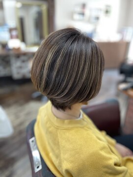 アート(art) ショートボブ＋白髪ぼかしハイライト