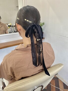 ヘアーアンドメイクアップモパ タイト編みおろしヘア