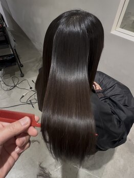 マリオ(mario)の写真/広がり・うねりを自然に整える。柔らかく艶のある髪質改善ストレート
