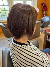 ピリ(pili) 脱白髪染めカラー × ショートスタイル