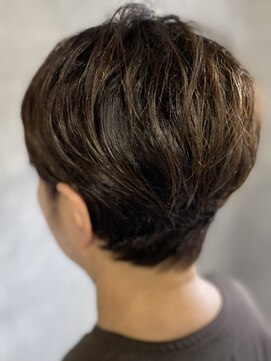 スリー(THREE) ☆ショート(くびれ)☆【大阪 梅田 福島 中津】