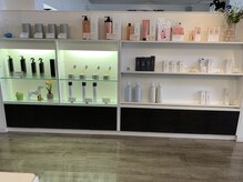 ビートリップ ヘアードレッシング(B trip hair dressing)の雰囲気（店内はたくさんの商品を陳列しています。是非色々ご覧ください☆）