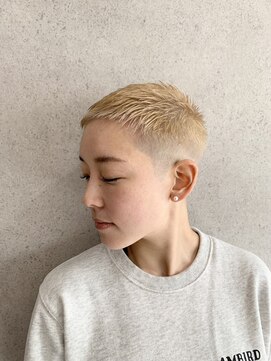 ミクマル(micmal) ハイトーンカラーミルクティーベージュ大人ベリーショート