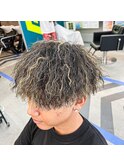 夏はこれで決まり!金メッシュ(ハイライト)×ツイストパーマ!