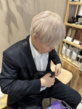 フリーラ 表参道(freera) 派手髪なのにスーツ姿でも清潔感がでるメンズホワイトカラー