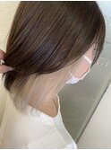 ホワイトインナーカラー×外ハネミディアムボブ
