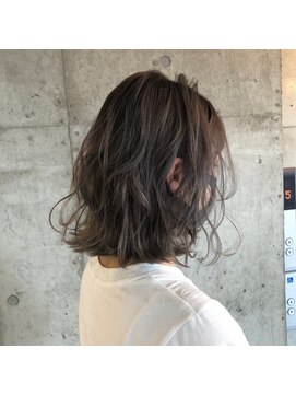 メーヴェ(Mowen) mowen 南堀江　ルーズカールボブ　グレージュカラー