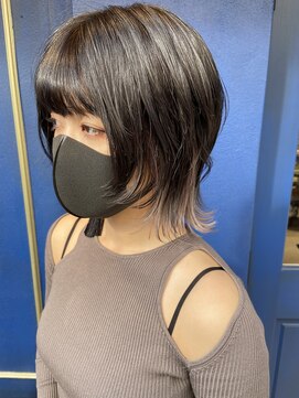 エレナ(elena) ホワイトインナーカラー ×ウルフカット