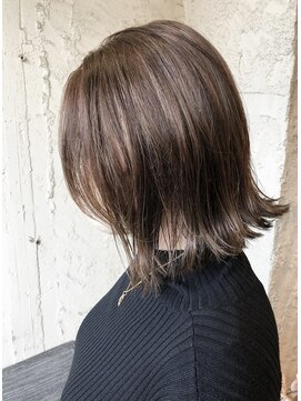 ペネロープ(Penelope) ［新宿］外ハネ/レイヤーボブ/グレージュ/極細ハイライト