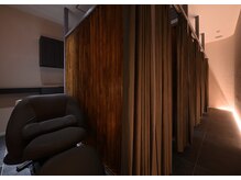 【半個室のシャンプールーム】フロアとは隔離されている空間でとてもリラックス出来ます！