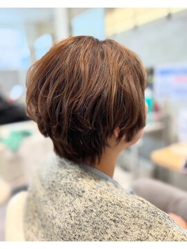 ウィスタリアフィールドプランシュ(WISTARIA FIELD-PLANCHES) 白髪ボカシハイライト　癖毛をいかしたショートボブ