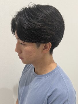 ヒュイル バイ ニアウ(Hwyl by Niau) メンズセンターパートパーマニュアンスパーマ刈り上げショート