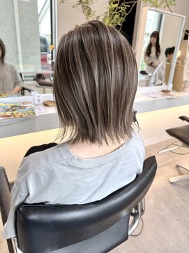 シェルハ(SHELHA) グレージュハイライト/外はねボブ