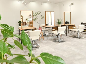 ウフ(ufu)の写真/ゆったりとくつろげる女性専用サロン☆白を基調とした清潔感溢れる店内で、落ち着く空間を演出します。
