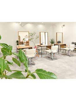 ゆったりとくつろげる女性専用サロン☆白を基調とした清潔感溢れる店内で、落ち着く空間を演出します。