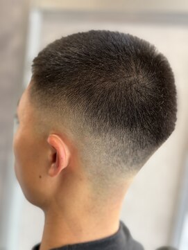 メグロバーバーショップロッポンギ 目黒六(MEGURO BARBER SHOP 6PPONGI) 坊主フェード×ナチュラルなダウンパーマ