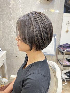 カシュカシュ(cache cache) 白髪ぼかしハイライト　ショート