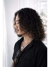 メンズロングヘアのメンズスパイラルパーマで色気たっぷりの男前ヘアをご提供いたします。