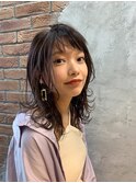 セミウェットな質感のシースルーセミディ