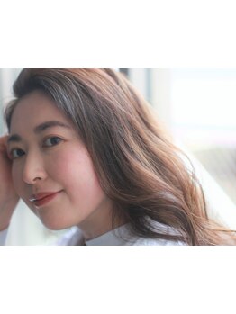 カラーリストの資格を持ったスタイリストが白髪を活かしたハイライトを提供◎似合うカラーのご提案も！