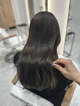 ジーナ 博多筑紫口(Zina) 赤み消しオリーブベージュ×ゆる巻き透明感ヘア【福田れん】