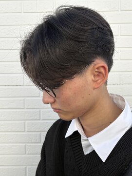 ヒュイル バイ ニアウ(Hwyl by Niau) MEN’S HAIRセンターパートスパイラルパーマニュアンスパーマ
